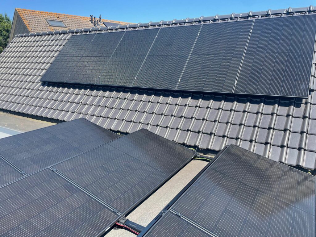 Zonnepanelen geïnstalleerd door Molendijk Licht & Techniek.